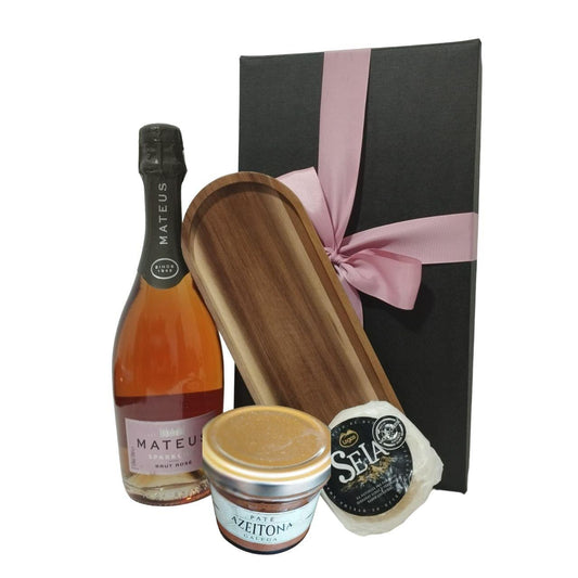 Caixa-oferta-vinho-mateus-queijo-ovelha